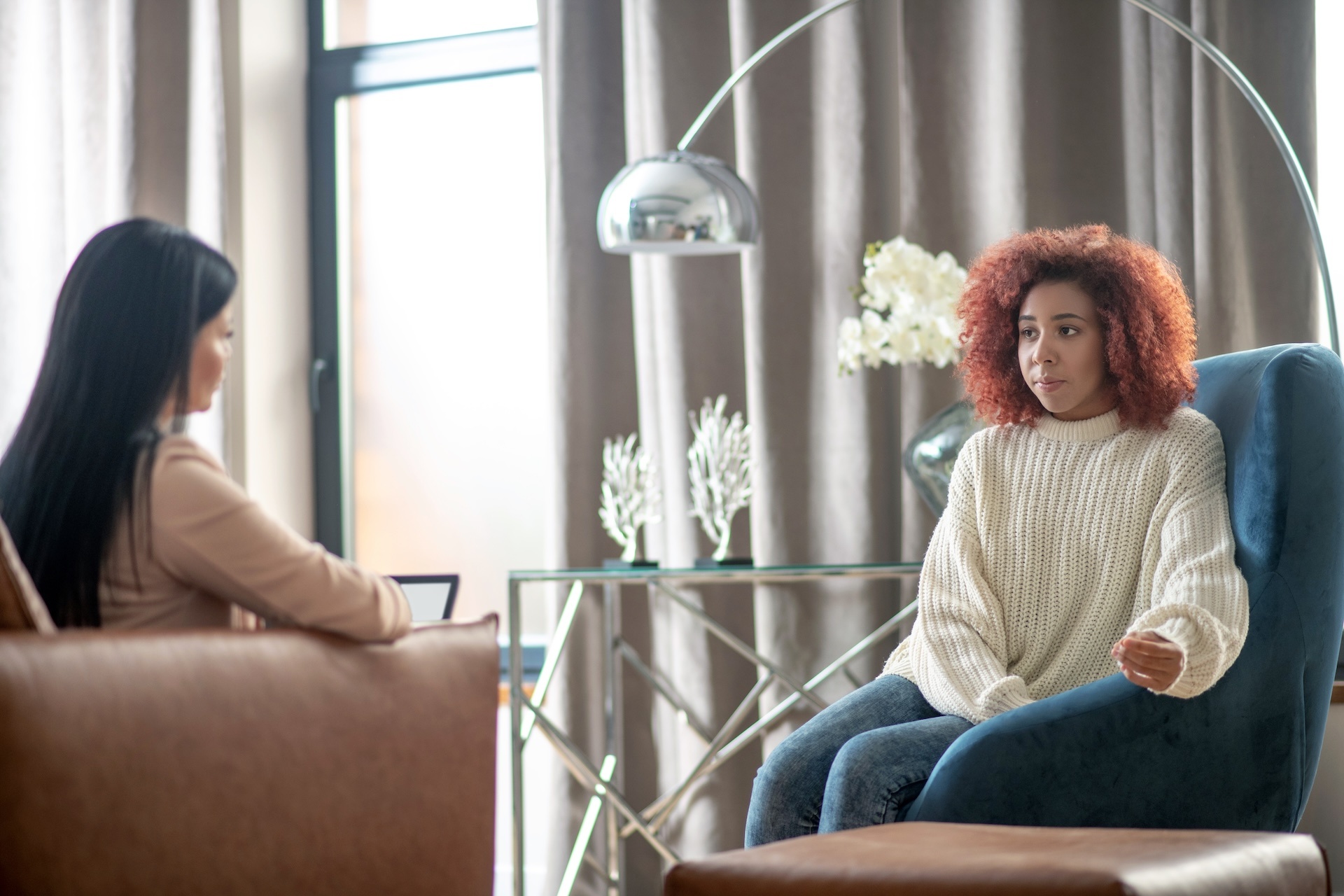 young-woman-visiting-psychoanalyst-in-nice-spaciou-2024-10-18-07-14-16-utc