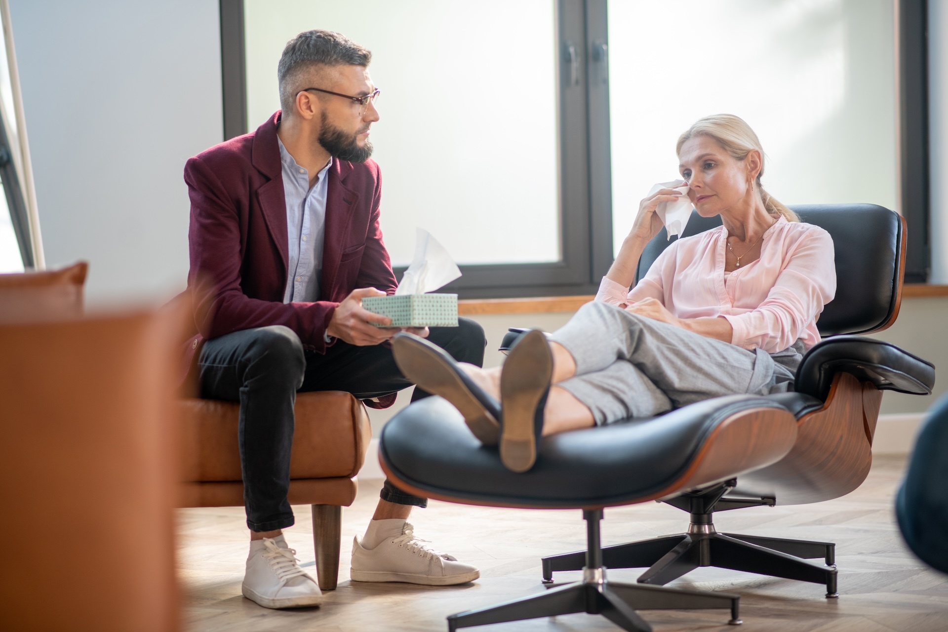 woman-speaking-about-negative-moments-while-visiti-2024-10-16-23-06-36-utc