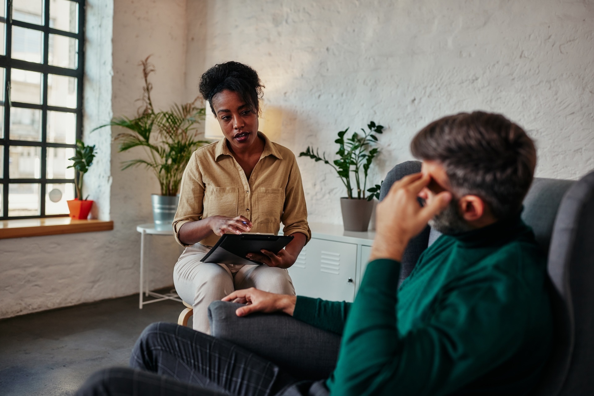 psychologist-writing-notes-during-a-therapeutic-se-2024-10-18-06-16-59-utc