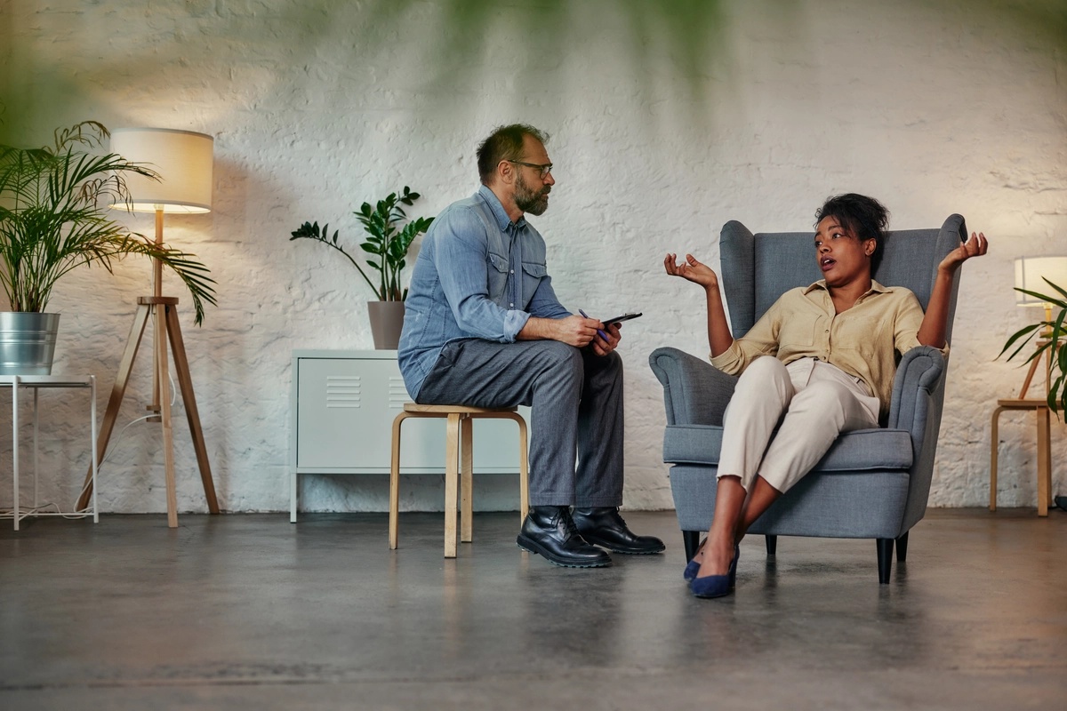A woman in an EMDR session with her therapist.