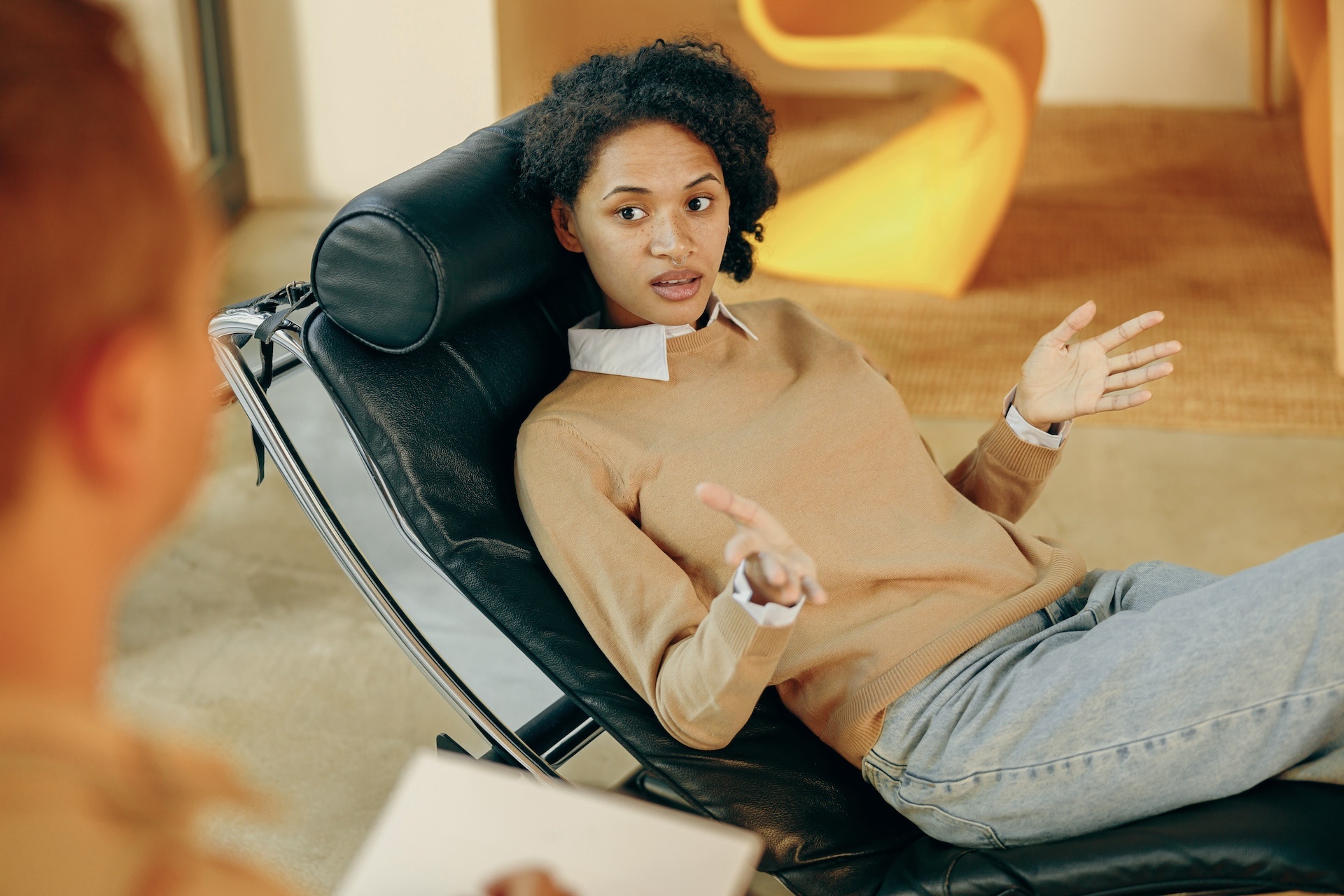 female-patient-talks-about-her-problems-while-lyin-2024-02-02-17-05-31-utc