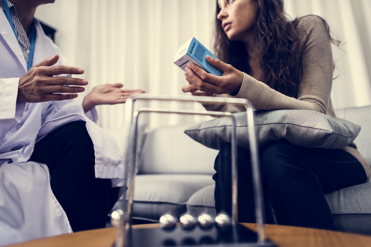 A woman talks with her therapist about prescription drug addiction.