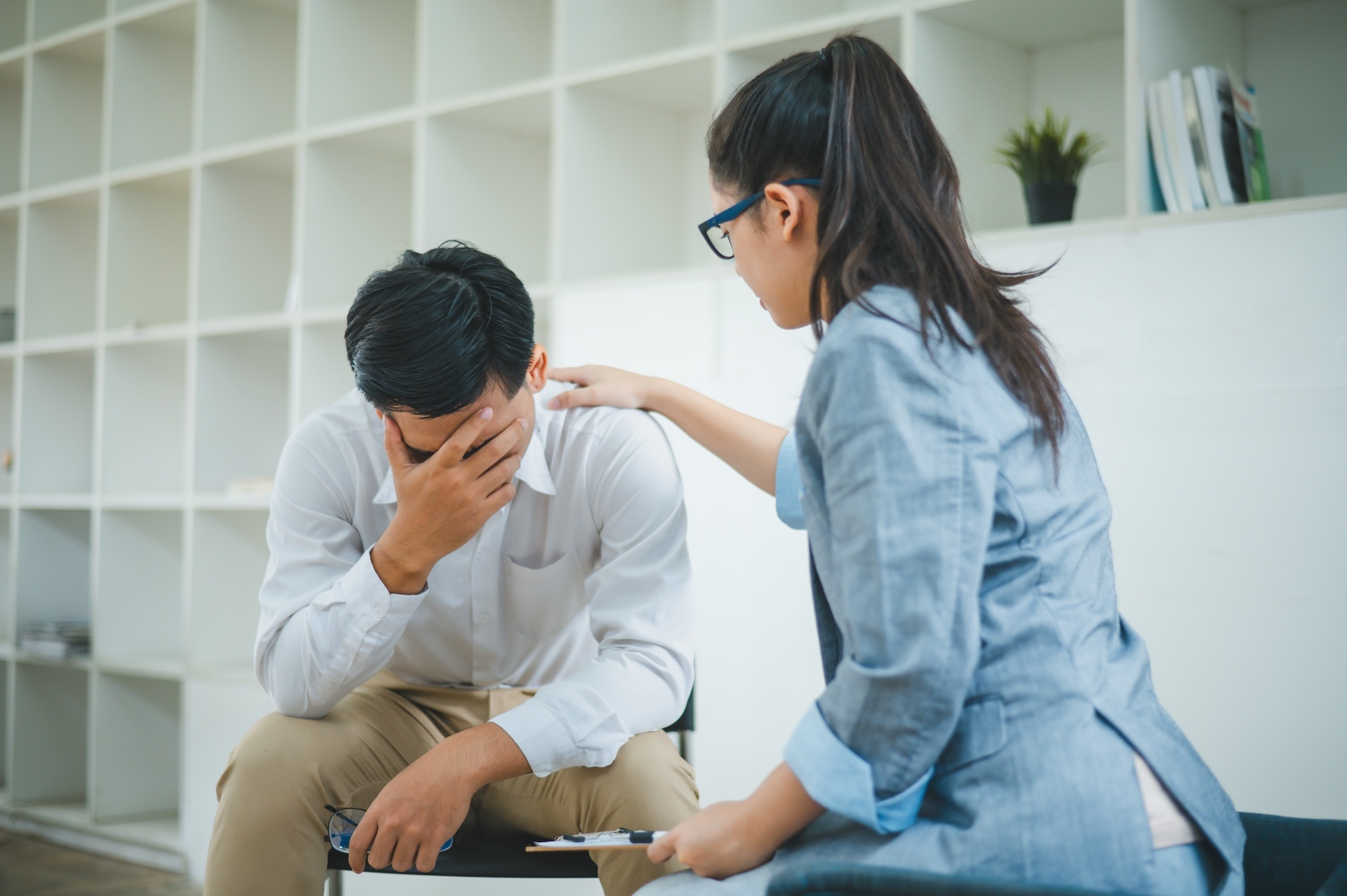 psychologist-listening-to-the-problem-of-a-patient-2024-08-30-20-39-51-utc