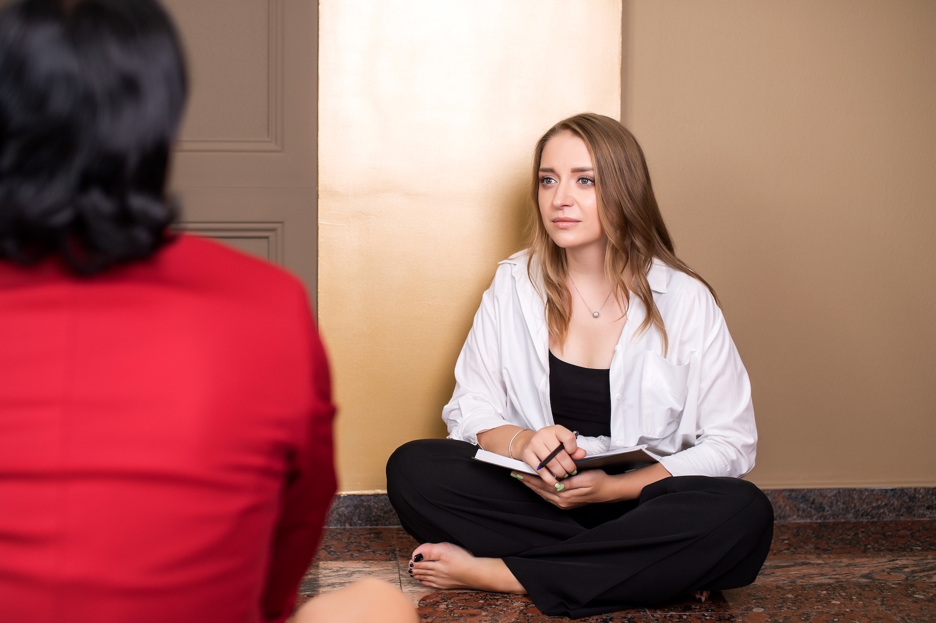 a-nice-girl-psychologist-is-receiving-a-client-sit-2025-03-05-19-23-30-utc