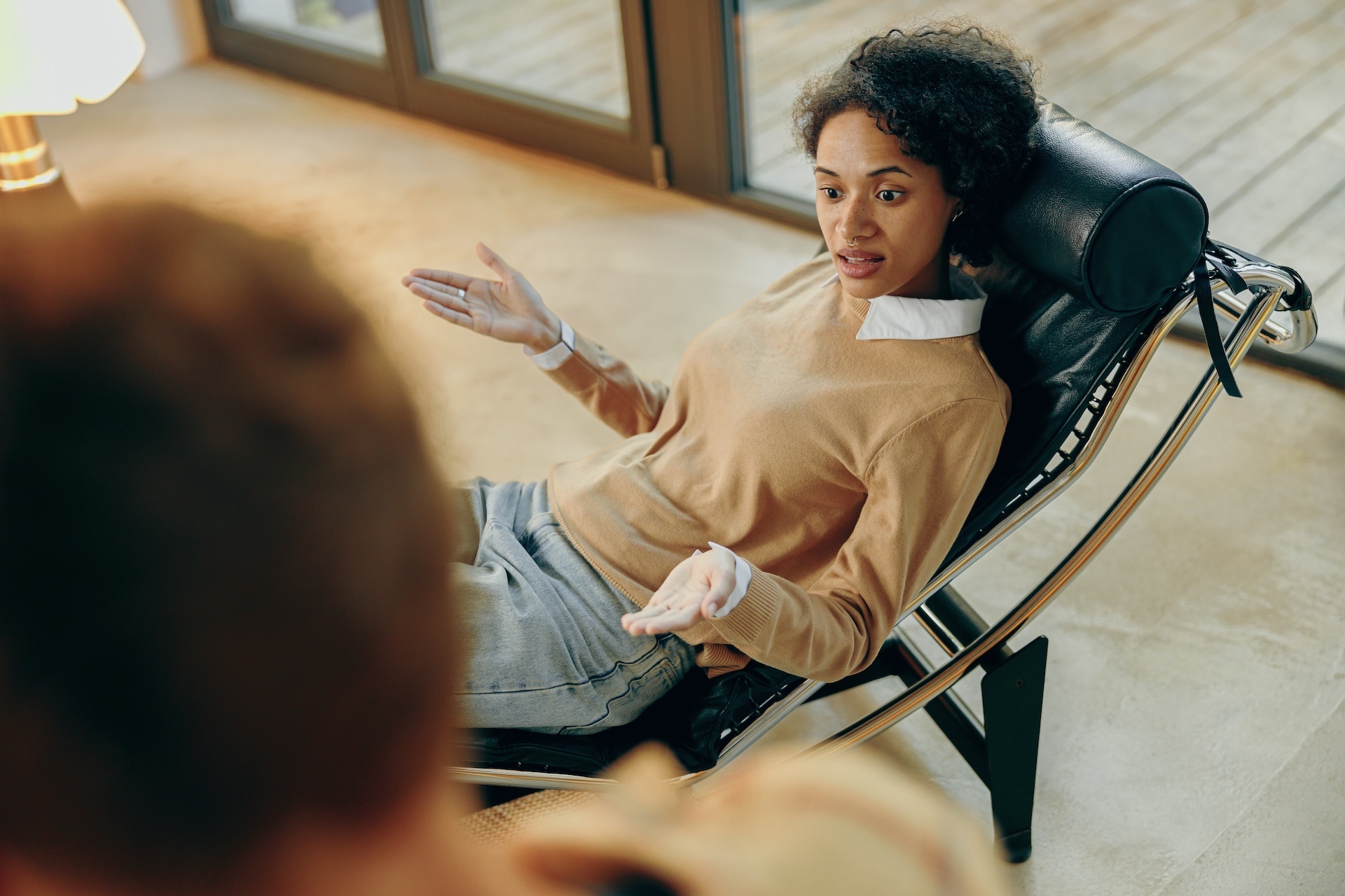 a-young-pretty-woman-is-lying-on-a-couch-at-a-psyc-2025-03-09-08-12-27-utc (4)