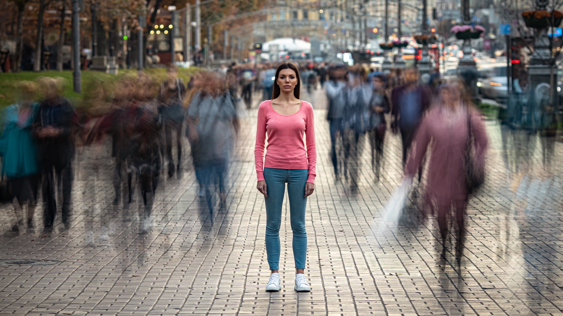 the-young-girl-stands-on-the-crowded-urban-street-2024-11-27-10-57-23-utc