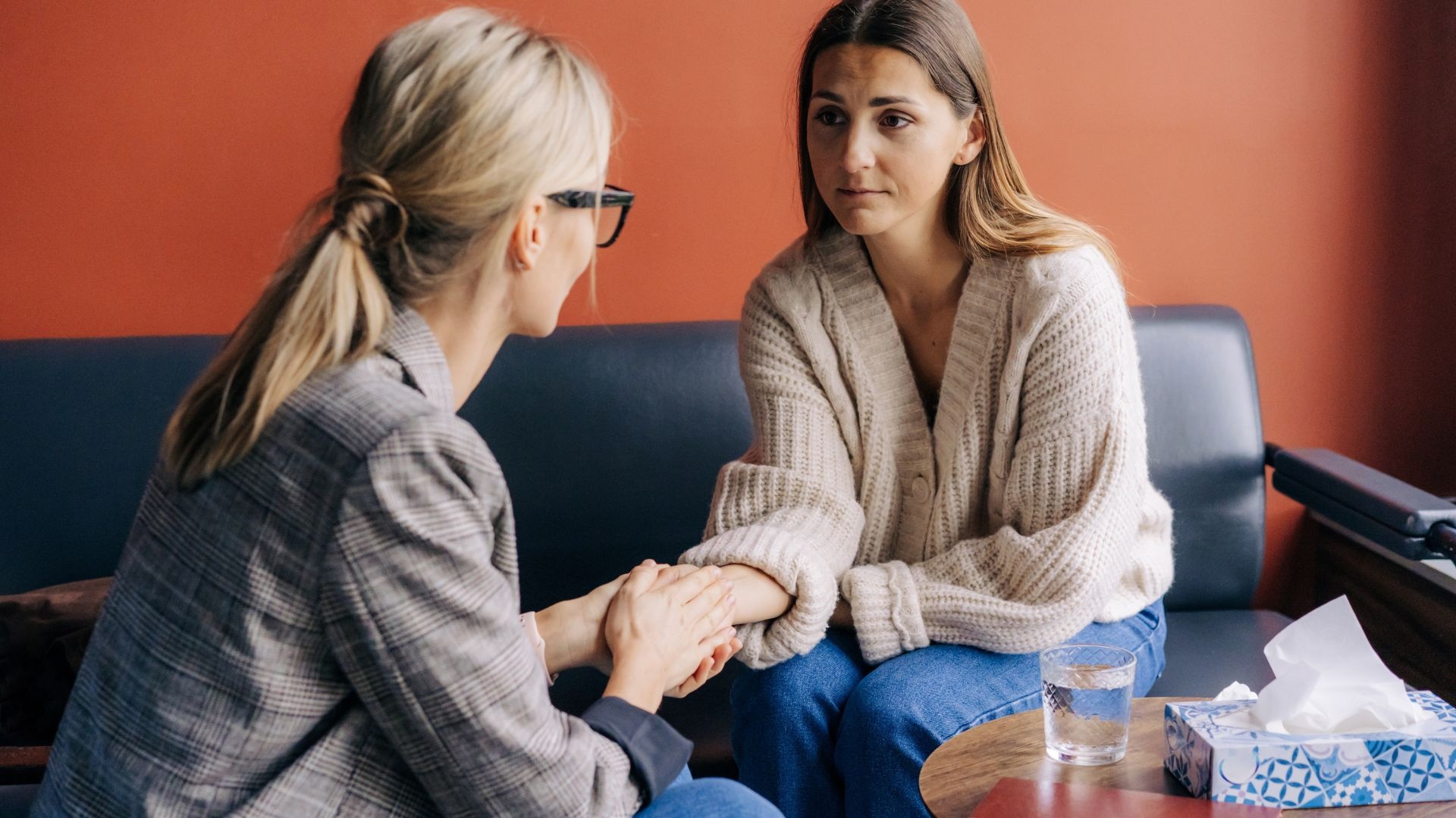 EFT-vs.-CBT-therapy-key-differences-and-benefits EFT-vs.-CBT-therapy-key-differences-and-benefits