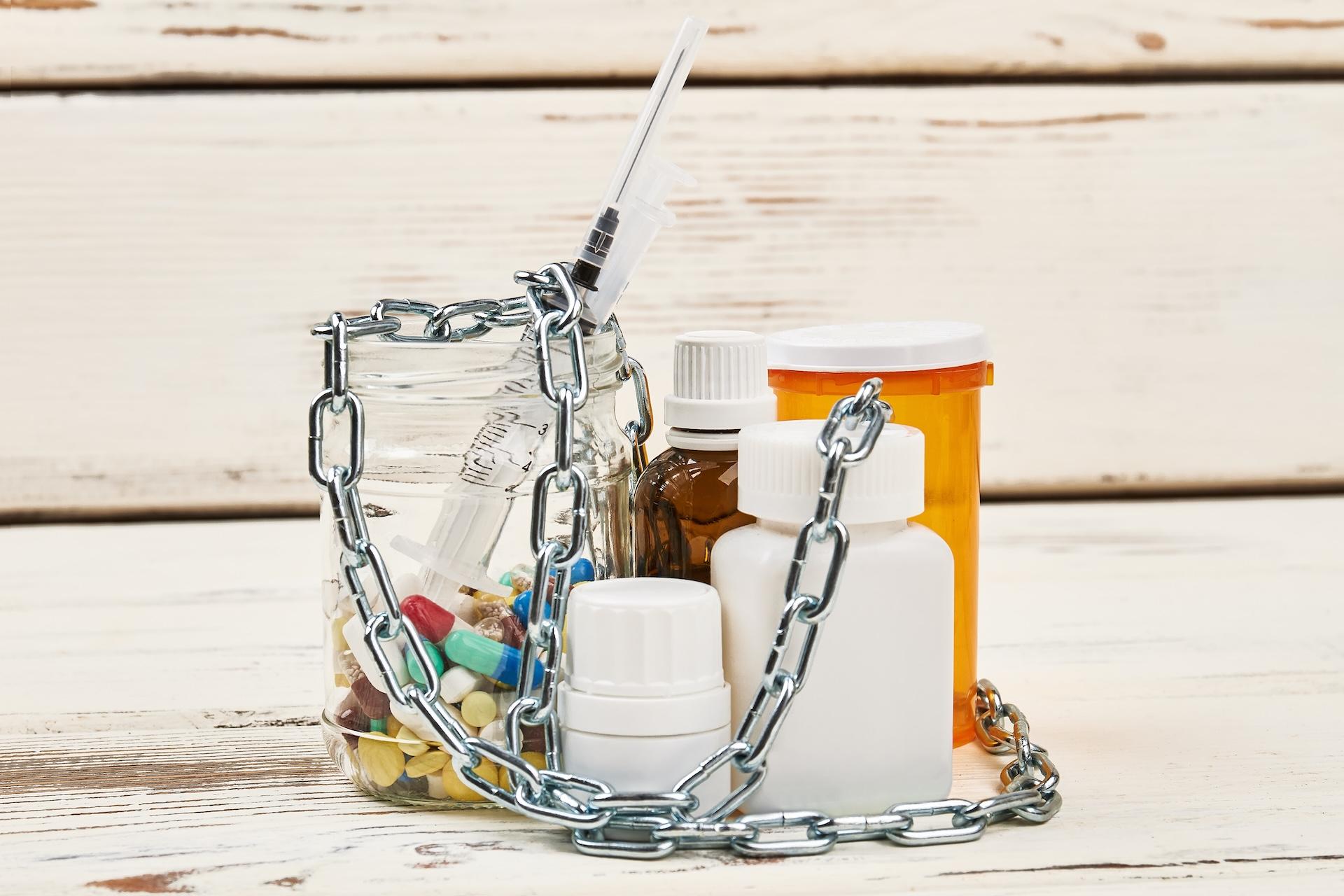 30 day drug rehab: chained group of harmful drugs