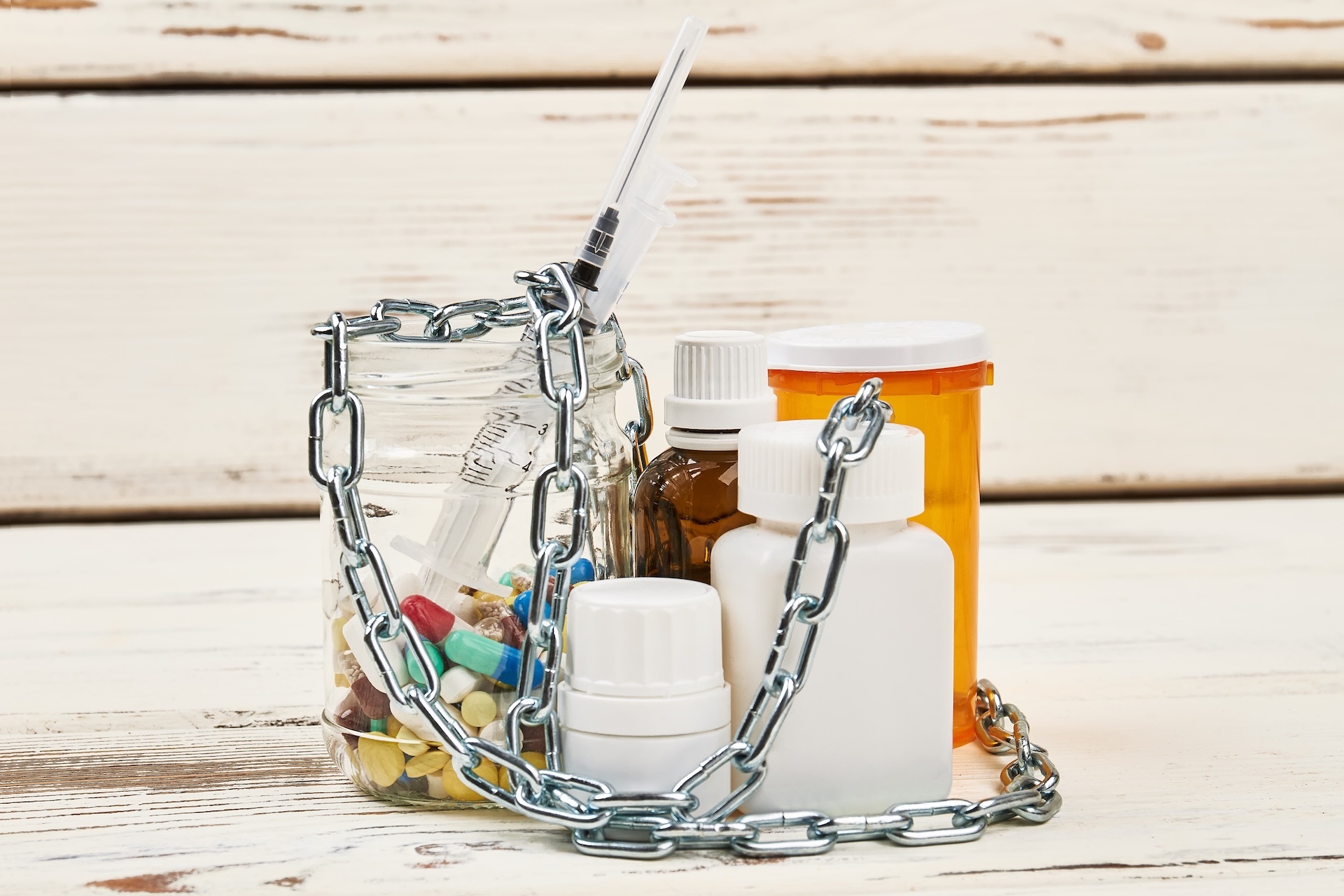 30 day drug rehab: chained group of harmful drugs 30 day drug rehab: chained group of harmful drugs