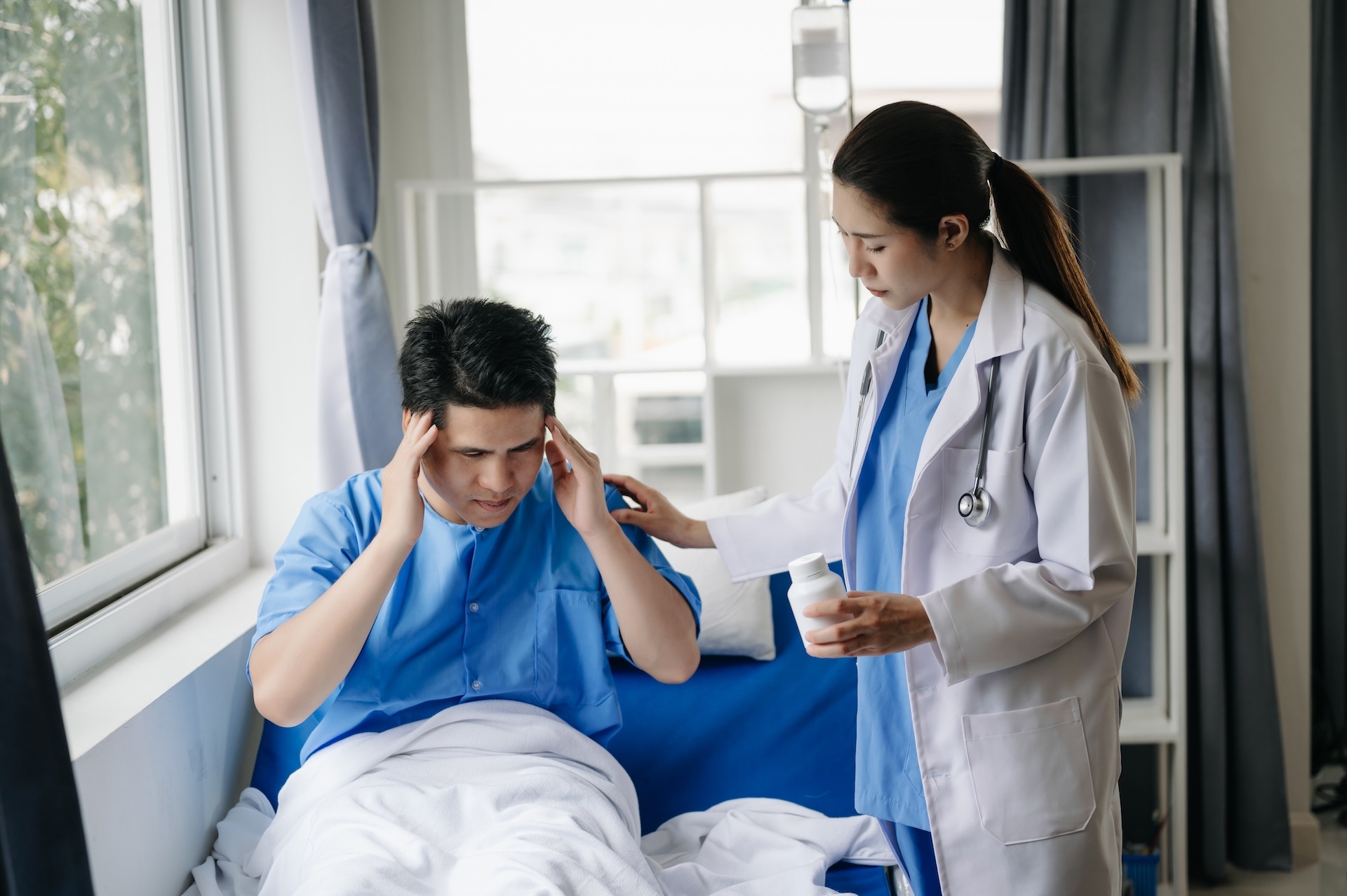 Patient with ibuprofen addiction with headache talking to doctor