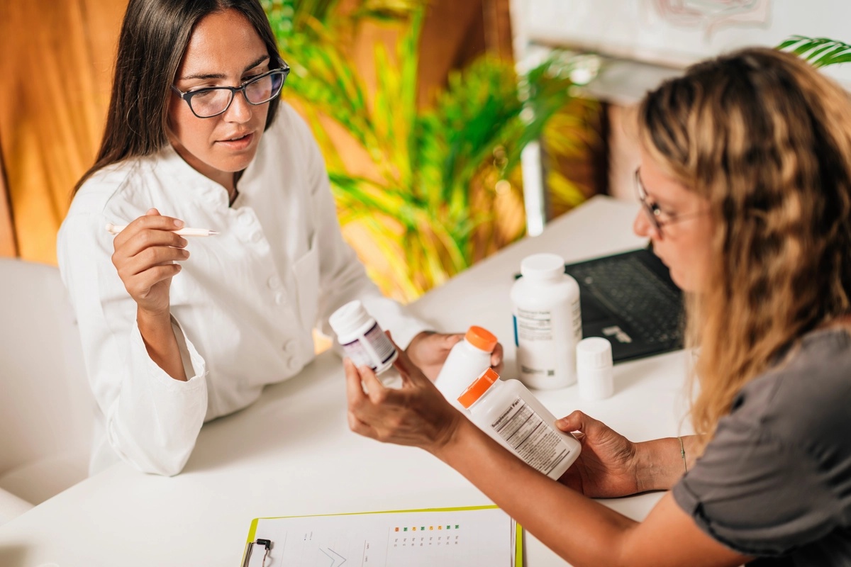 A woman discussing medication-assisted treatment (MAT) options with her healthcare provider. A woman discussing medication-assisted treatment (MAT) options with her healthcare provider.