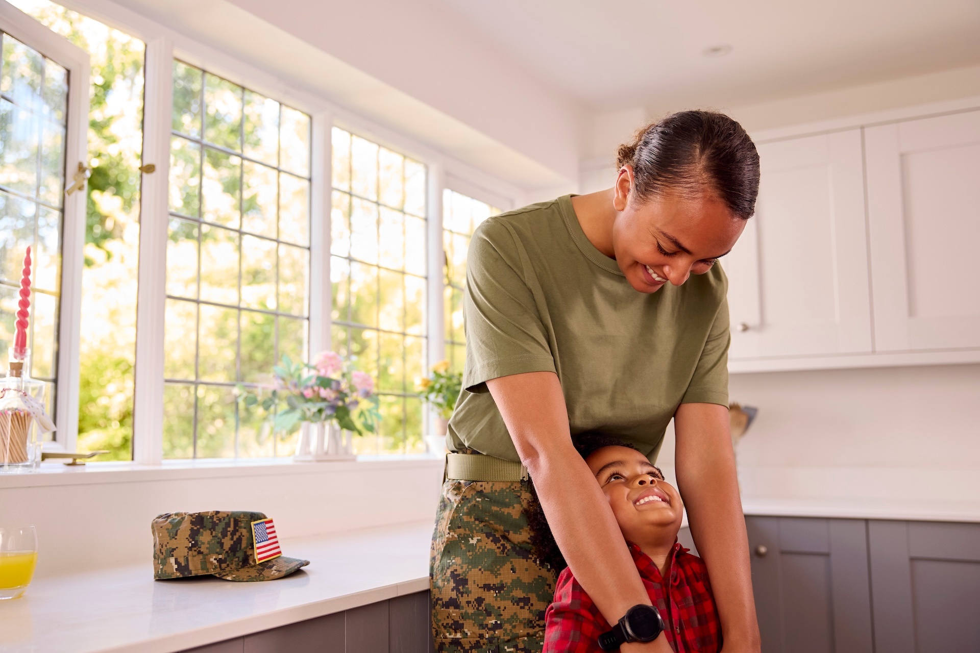 american-army-mother-in-uniform-home-on-leave-hugg-2024-10-19-20-13-16-utc