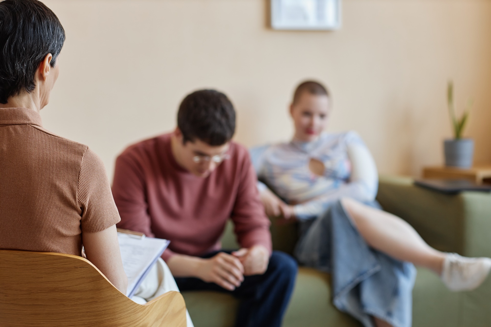 psychologist-talking-to-young-couple-2023-11-27-05-34-30-utc