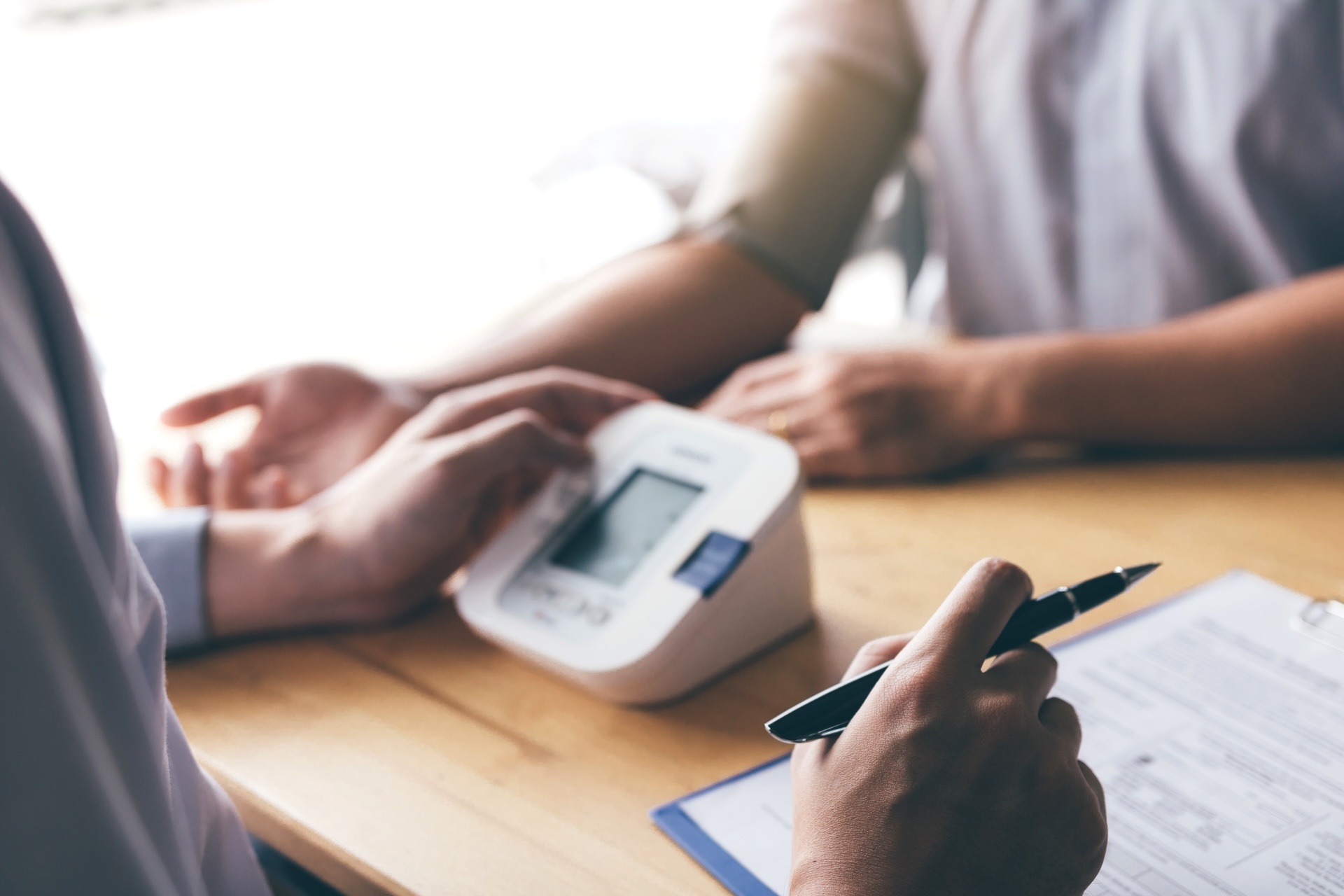 doctor-is-using-a-pulse-meter-to-measure-the-pressure