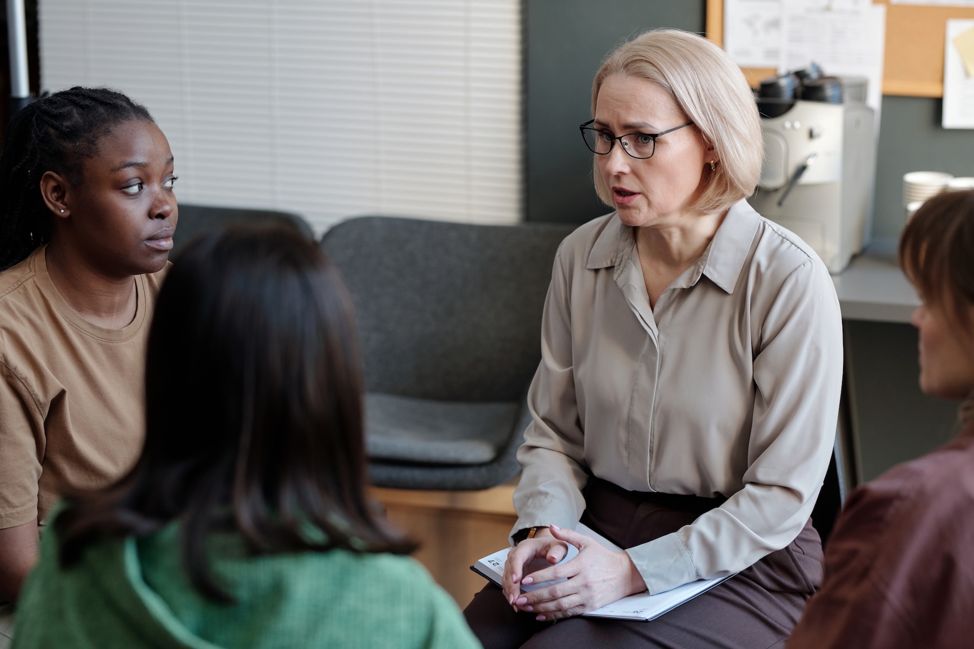 psychologist-giving-advice-to-patient-2025-03-16-02-26-19-utc