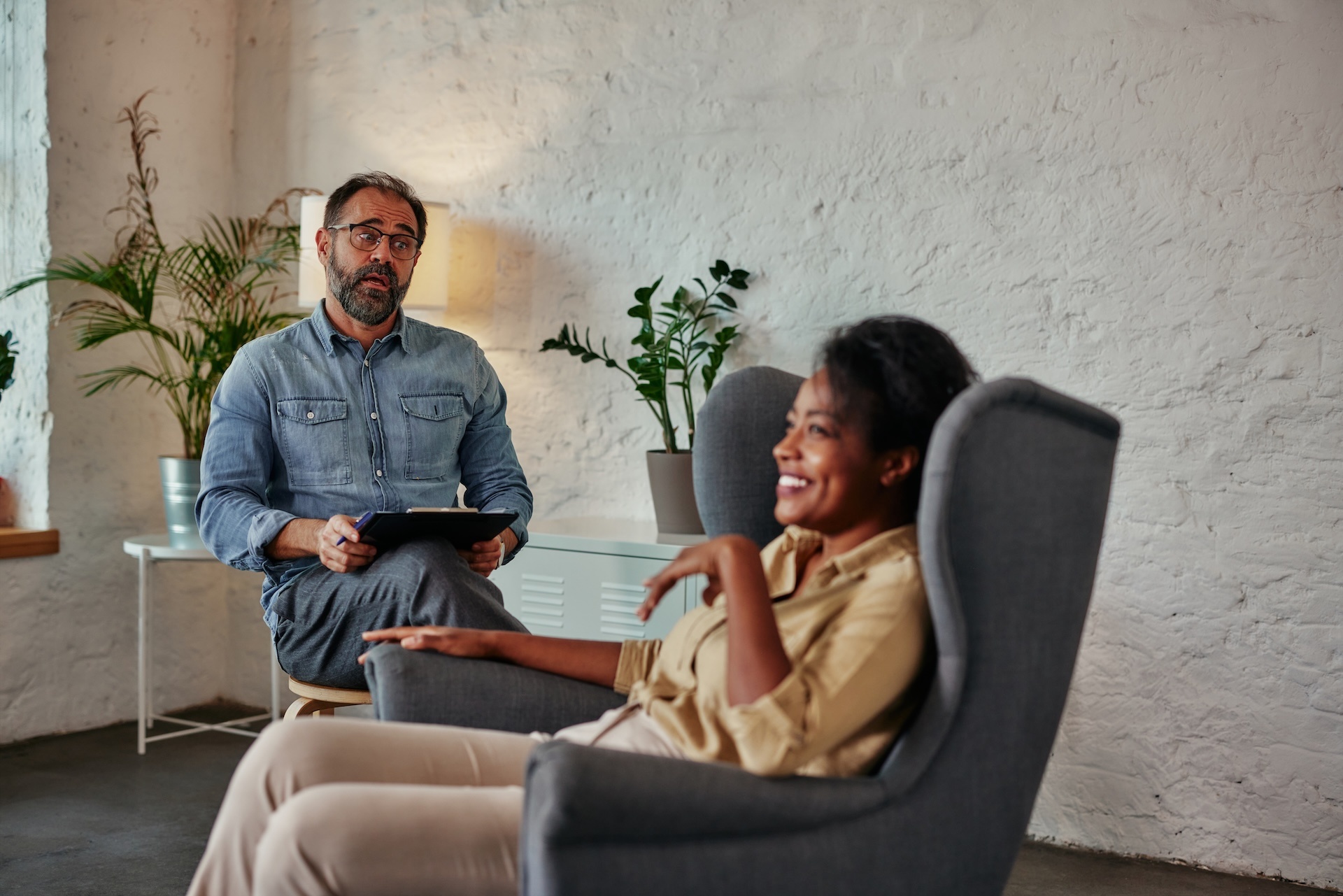 young-female-client-having-consultation-with-psychologist