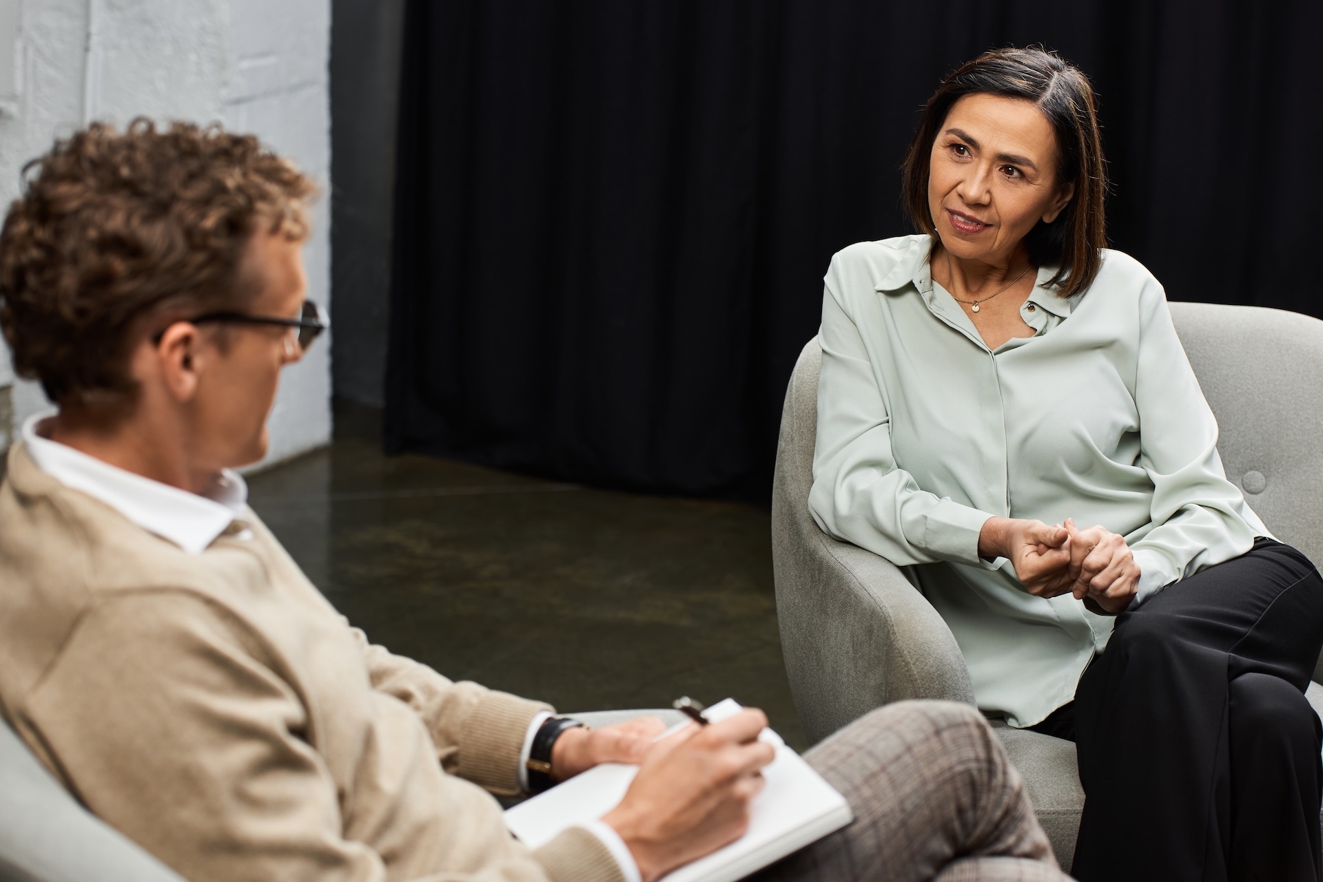 journalist-interviews-an-expert-in-a-cozy-studio-2024-11-17-01-46-45-utc