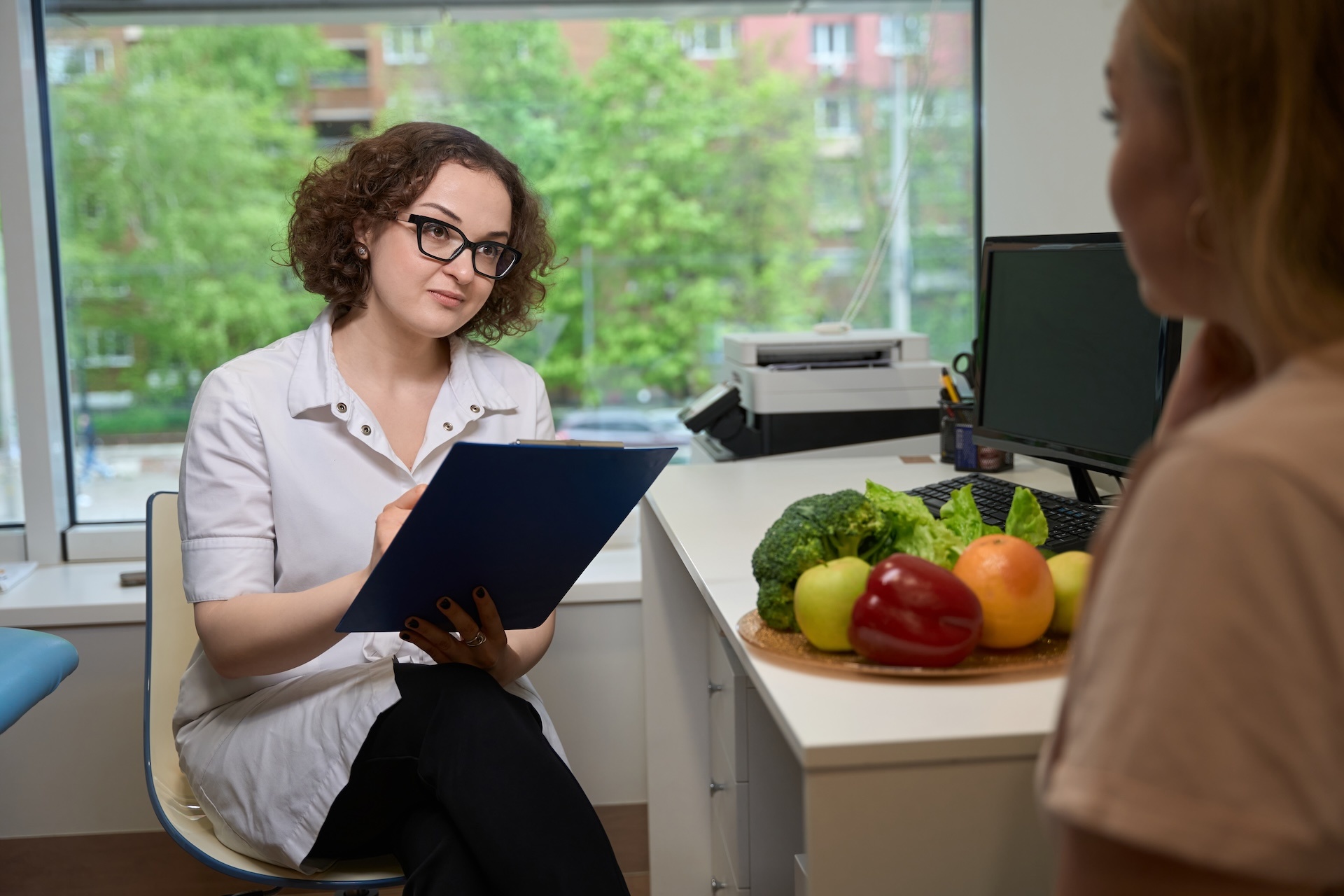 woman-nutritionist-advises-a-client-in-a-fitness-c-2023-11-27-05-13-52-utc